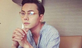 吃瓜网红男博主戴眼镜,吃瓜界的时尚新宠